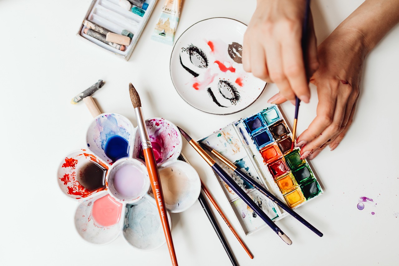 10 Fun Crafts to Explore with Watercolors